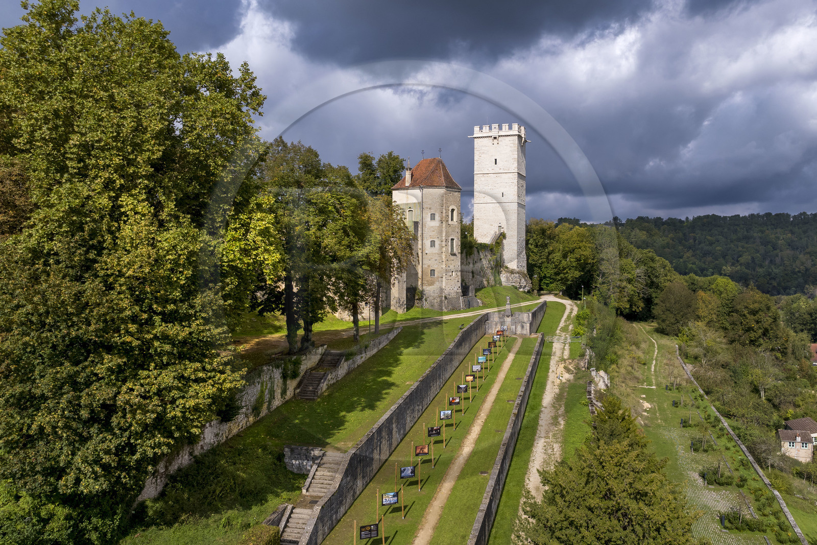 France, Côte-d'Or (21), Montbard, Musée Parc Buffon, chateau de Montbard, tour Saint-Louis et tour de l'Aubespin (à droite), vestige du chateau fort de la fin du XIIIe siècle transformé au XVIIIe siècle par Buffon en un parc (vue aérienne)
