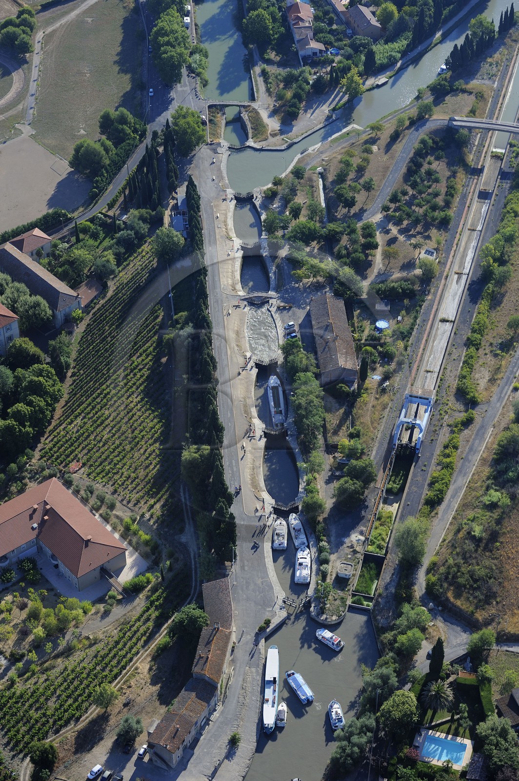 France, Hérault (34), Canal du Midi, classé Patrimoine Mondial de l'UNESCO, Bèziers, les écluses de Fonsérannes ou Fonseranes construites par le fermier de la gabelle et intendant de armées de Louis XIV Pierre-Paul Riquet (vue aérienne)