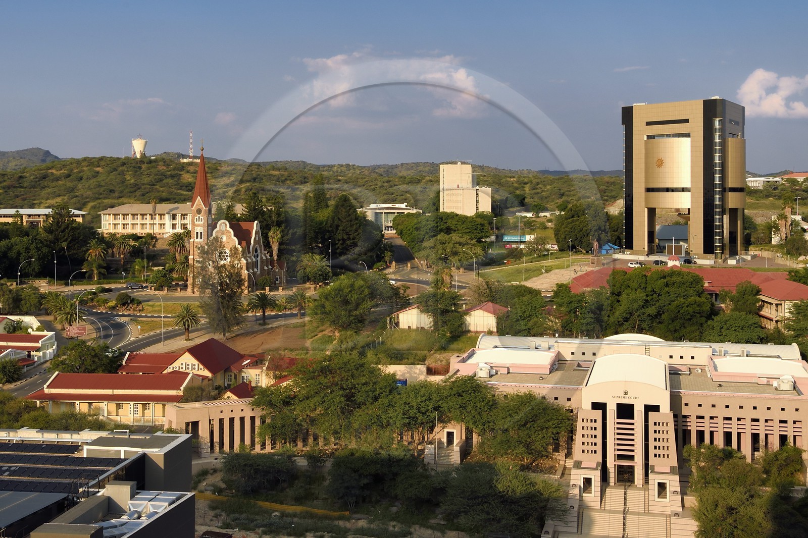 Namibie, région de Khomas, Windhoek, Christ Church (or Christuskirche), église luthérienne dessinée par l'architecte Gottlieb Redecker, le Independence Memorial Museum construit par la Corée du Nord et la Cour Suprême au premier plan
