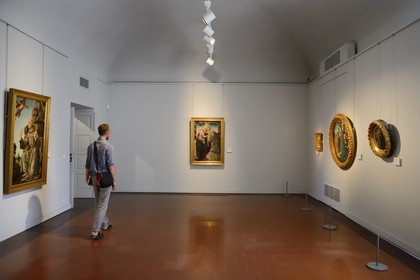France, Corse-du-Sud (2A), Ajaccio, musée Fesch (musée des beaux-arts), Vierge à l'Enfant soutenu par un ange sous une guirlande de Sandro Botticelli