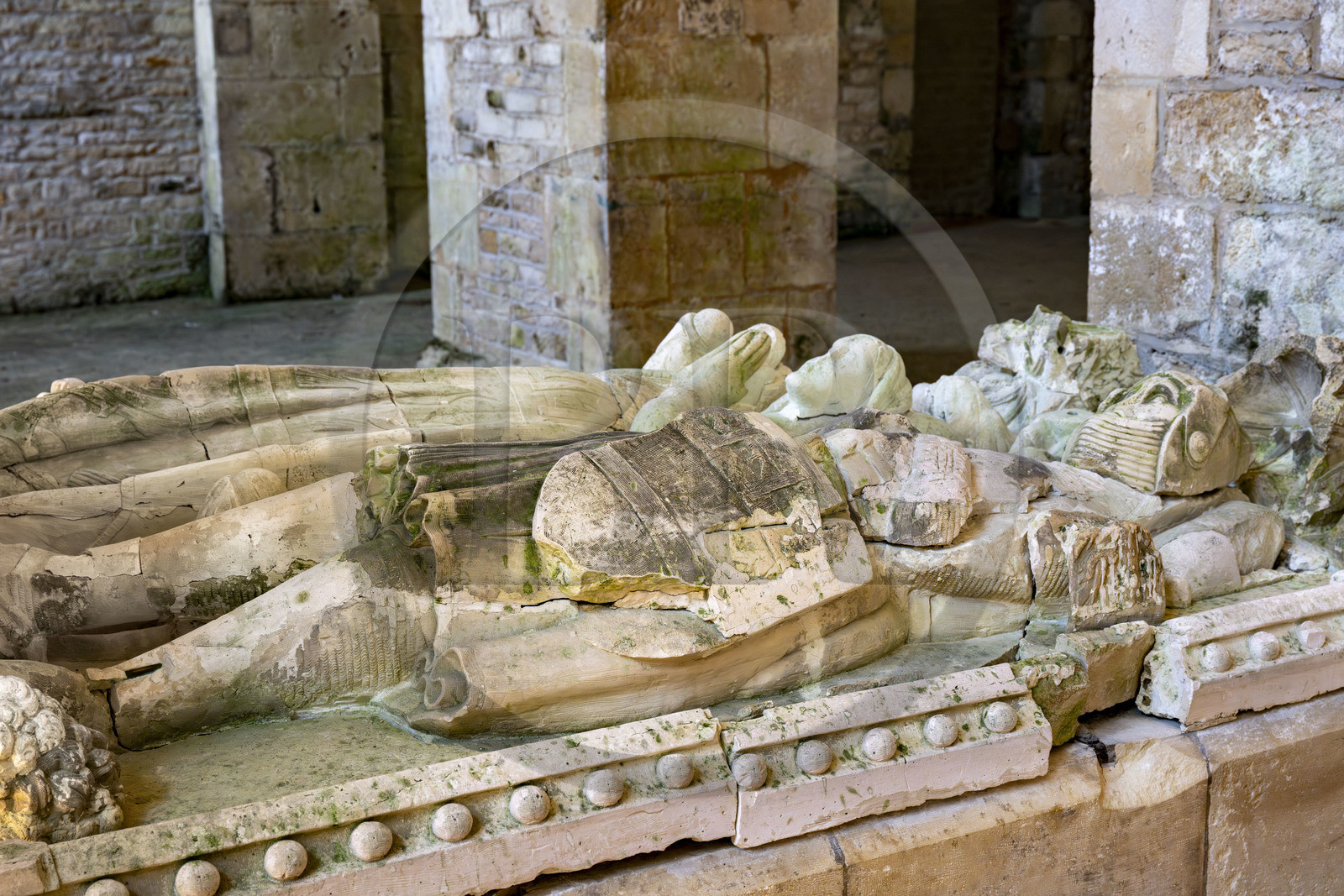 France, Côte-d'Or (21), Marmagne, l'abbaye cistercienne de Fontenay classée au Patrimoine Mondial de l'UNESCO, l'église abbatiale, gisants du chevalier Mello d'Epoisses et de son épouse (XIVe siècle)