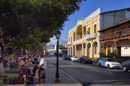 Nicaragua, Granada, colonial houses on Parque Central (Parque Colon), street shoe shiner