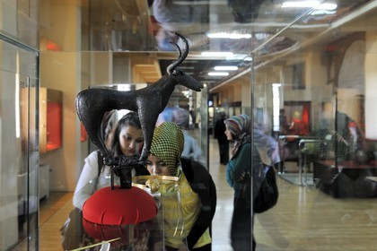 Turquie, Anatolie centrale, Ankara, le musée des Civilisations Anatoliennes, étendard trouvé dans les tombes royales d'Alaca Höyük de la période du Bronze ancien (3000-2000 av. JC) figurant un bovidé