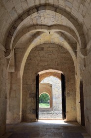 France, Var (83), Abbaye cistercienne du Thoronet, porte reliant le cellier au cloitre