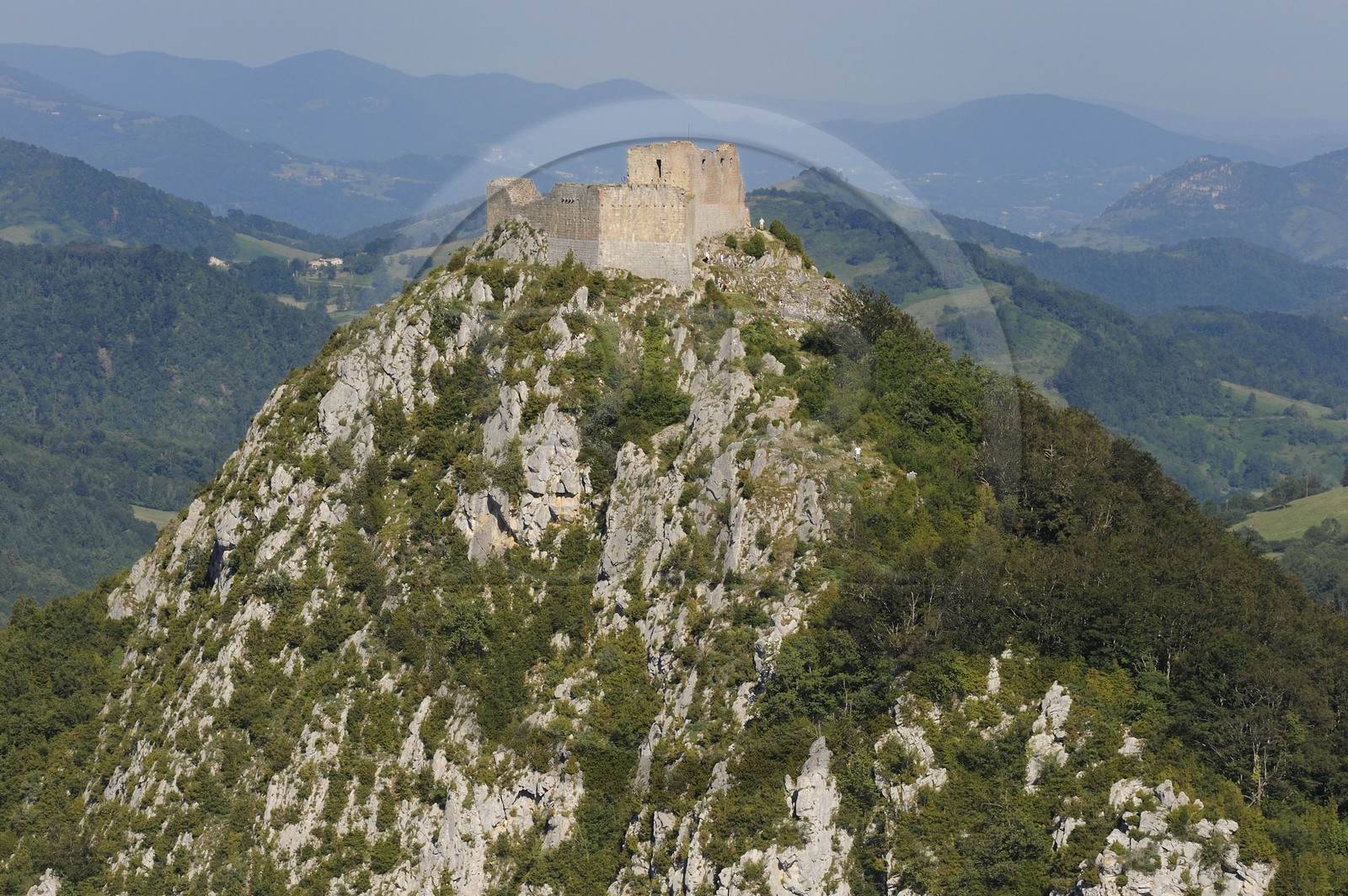 France, Ariège (09), Pays d' Olmes, château cathare de Montségur perché sur un pog et les Pyrénées (vue aérienne)