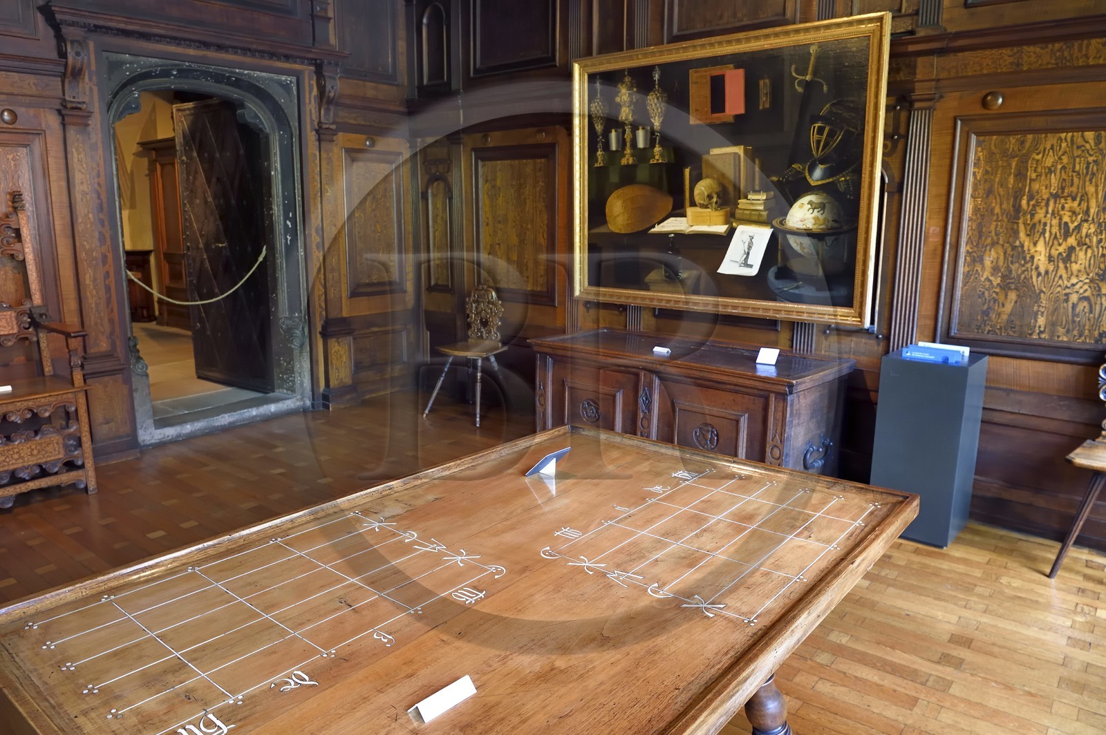 France, Bas-Rhin (67), Strasbourg, vieille ville classée au Patrimoine Mondial de l'UNESCO, musée de l'Oeuvre Notre Dame et Arts du Moyen-Age, ancienne salle de réunion des administrateurs, table à calculer pour la comptabilité de l'Oeuvre Notre-Dame