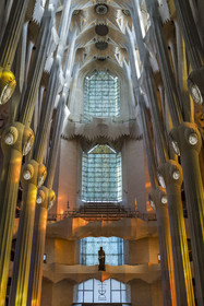 Espagne, Catalogne, Barcelone, quartier de l'Eixample, basilique de la Sagrada Familia de l'architecte du modernisme catalan Antoni Gaudi classée Patrimoine Mondial de l'UNESCO, la statue en bronze de Saint Georges (Sant Jordi) par le sculpteur Subirachs au centre de l'intérieur de la facade de la Gloire et la voute de la Nef en haut