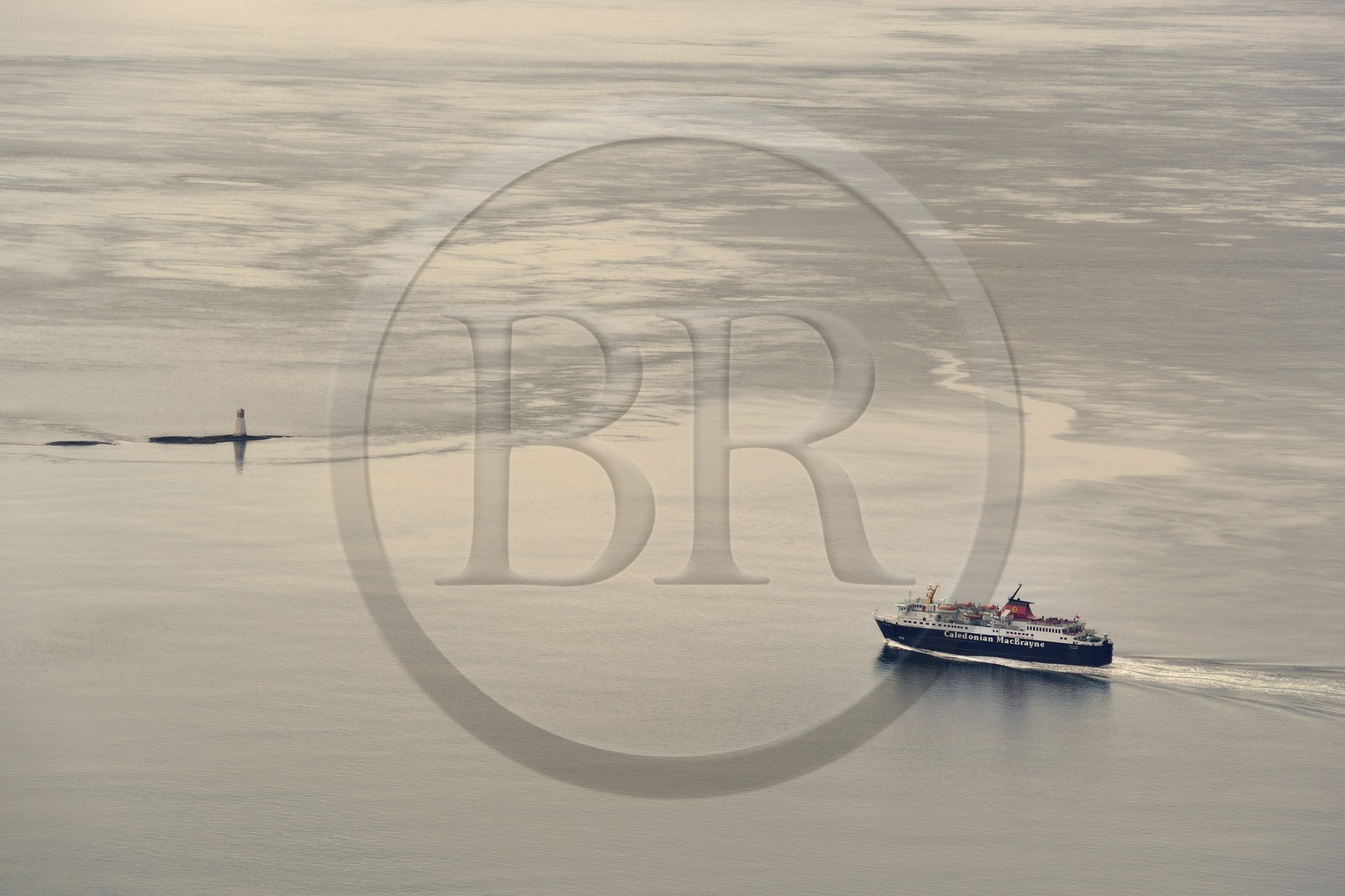 Royaume-Uni, Ecosse, Highland, Hébrides intérieures, Sound of Mull, passage du ferry reliant Craignure sur Mull à Oban (vue aérienne)