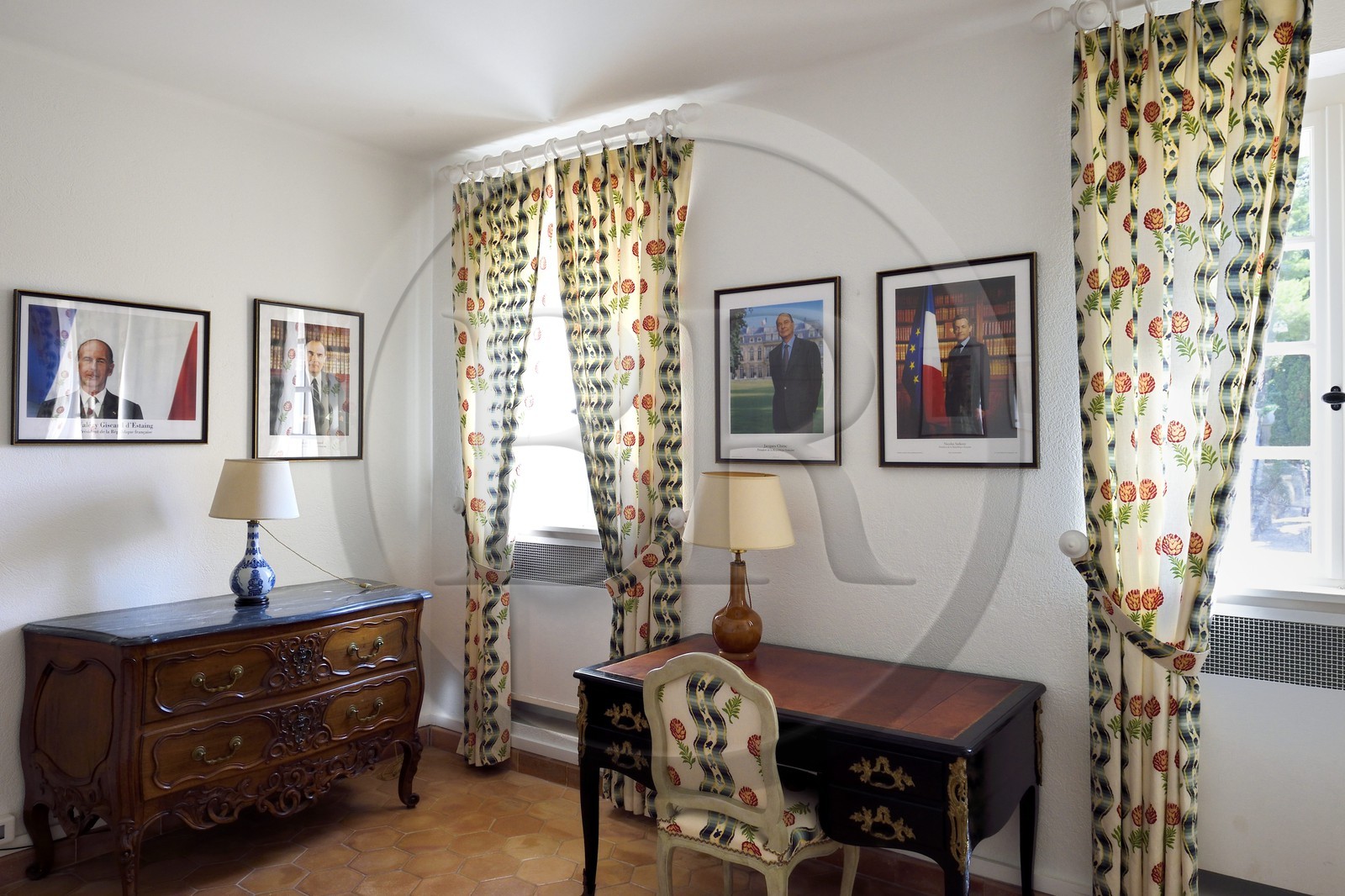 France, Var (83), Bormes les Mimosas, Fort de Brégançon, résidence officielle du président de la République, chambre de l'aide de camp avec les portraits des présidents