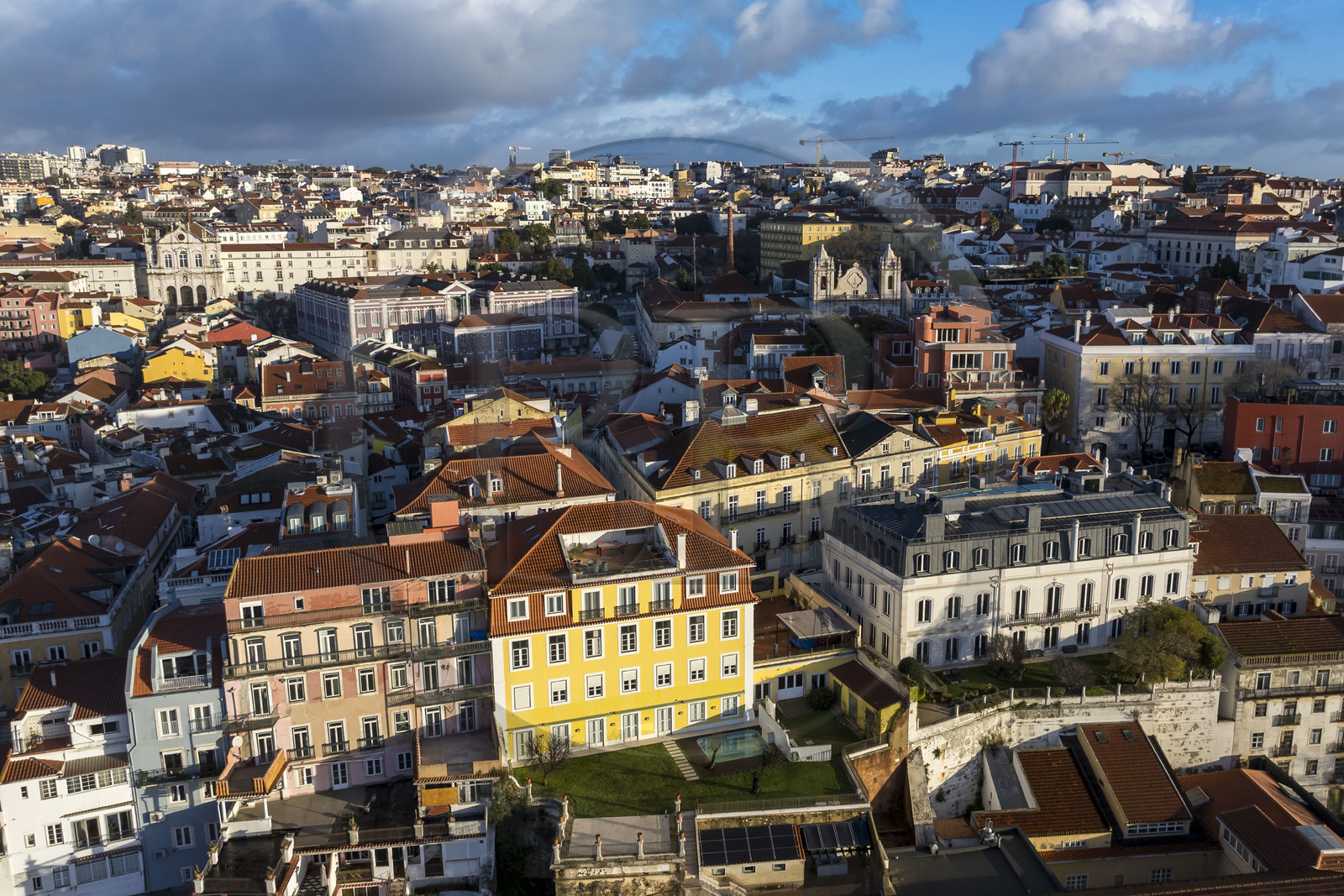Portugal, Lisbonne, quartier du Miradouro de Santa Catarina dans les hauteurs du quartier de Bica (vue aérienne) Portugal, Lisbonne, quartier du Miradouro de Santa Catarina dans les hauteurs du quartier de Bica (vue aérienne)