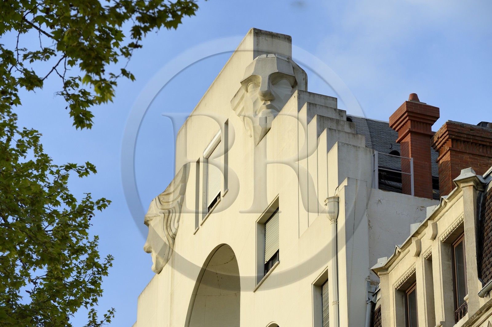 France, Rhône (69), Lyon, les berges du Rhône, détail de la façade de l'immeuble Barrioz de 1930 sur le quai Général Sarrail, deux têtes colossales qui représentent Minerve et Mercure