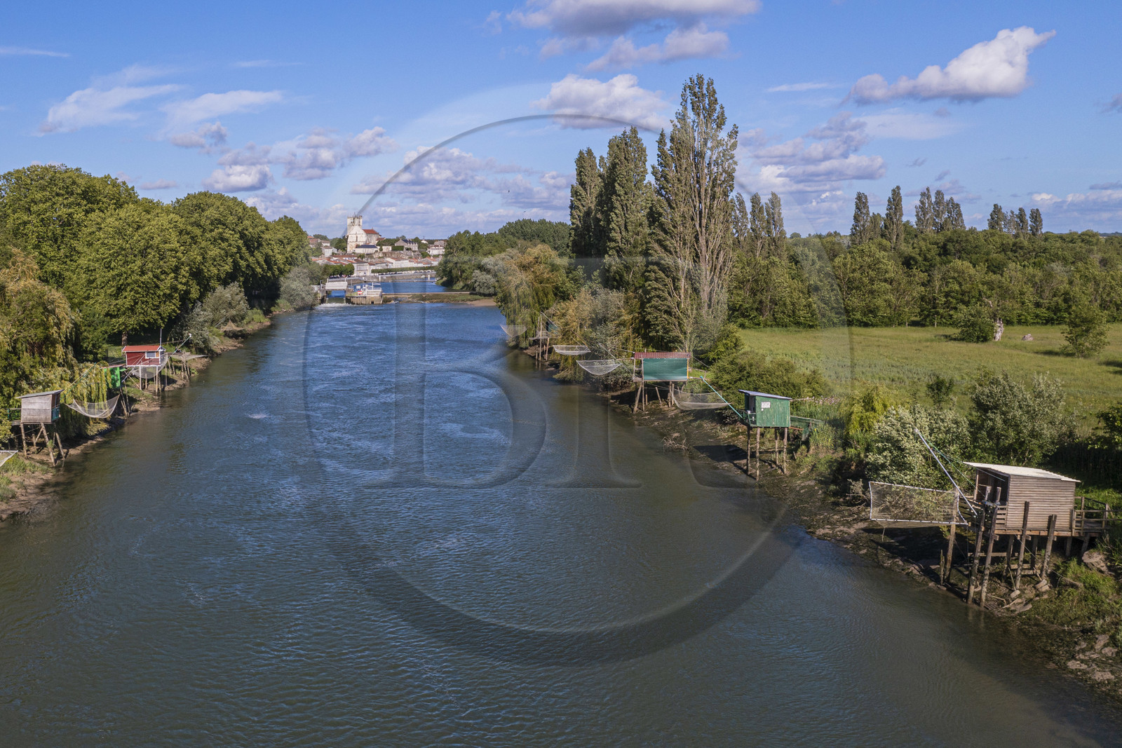 France, Charente-Maritime (17), Saintonge, Saint-Savinien, labellisé Villages de pierres et d'eau, carrelets au bord de la Charente et le village en arrière plan (vue aérienne)