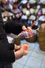 France, Haut-Rhin (68), Kaysersberg, Falile Martin dans sa boutique Le Grenier Enchanté propose des coeur de Noël en tissus