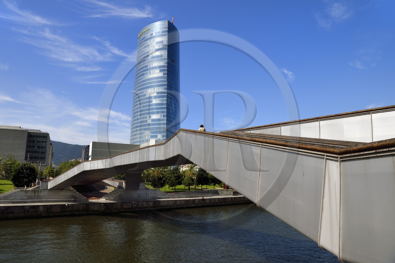 Espagne, Pays basque espagnol, Biscaye, Bilbao, la passerelle Pedro Arrupe et la Tour Iberdrola