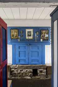 France, Finistère (29), Mer d'Iroise, Ile d'Ouessant, parc naturel régional d'Armorique, Maisons du Niou Huella, écomusée de l'île d'Ouessant présentant deux maisons rurales ouessantines traditionnelles, la cheminée fermée par des volets