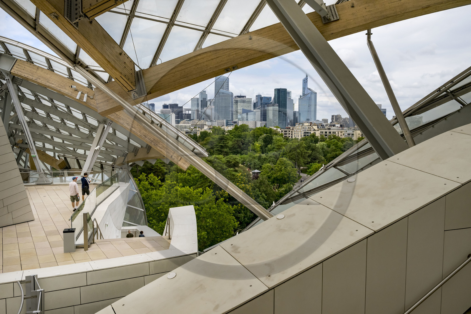 France, Paris (75), les immeubles de la Défense depuis la fondation Louis Vuitton de l'architecte Frank Gehry dans le Bois de Boulogne France, Paris (75), les immeubles de la Défense depuis la fondation Louis Vuitton de l'architecte Frank Gehry dans le Bois de Boulogne