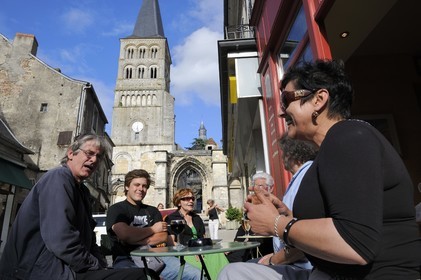 France, Nièvre (58), La Charité-sur-Loire, apéritif du soir au bar à vin l'Echanson pour les libraires sous le clocher Sainte Croix dans la rue du Pont