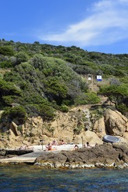 France, Var (83), Iles d'Hyères, Parc national de Port Cros, Ile du Levant, domaine naturiste d'Héliopolis, zone exclusivement naturiste sur les rochers en bord de mer en dessous de la zone militaire