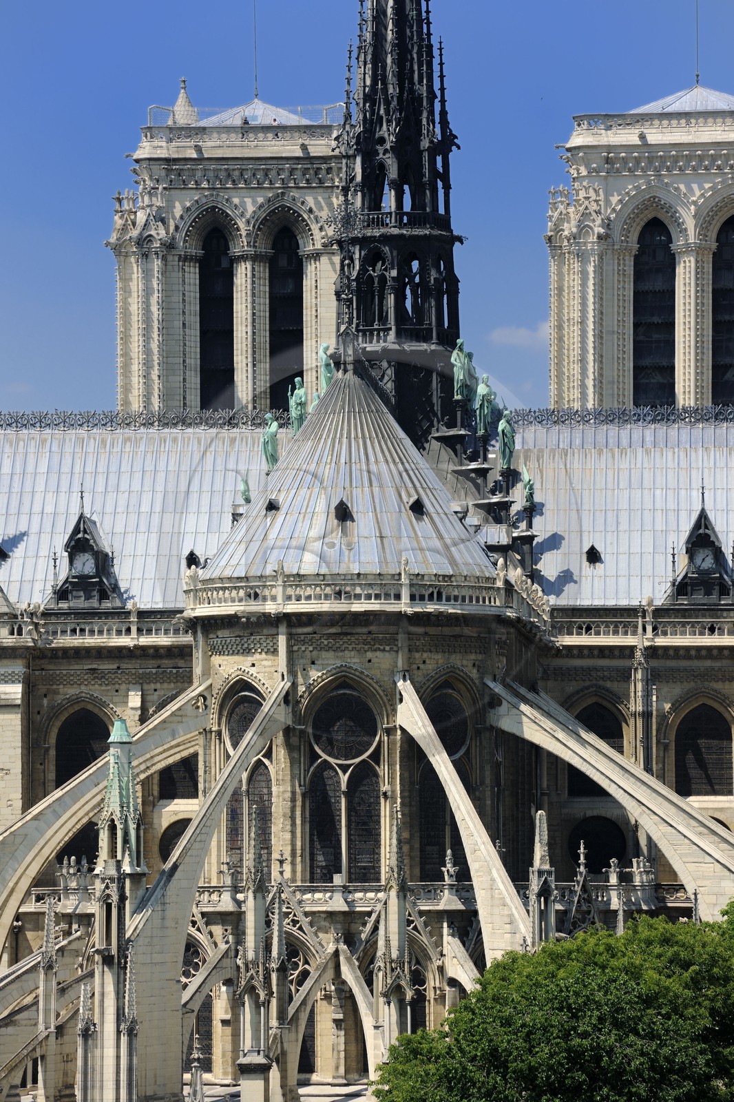 France, Paris (75), île de la Cité, la cathédrale Notre-Dame, le chevet et la flèche domine les statues de cuivre vert-de-grisé des douze apôtres avec les symboles des quatre évangélistes