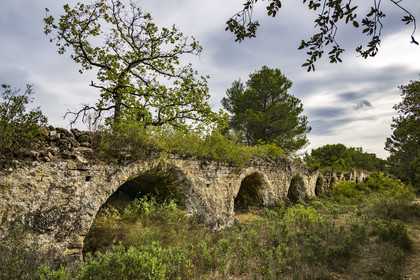 France, Gard (30), Vers-Pont-du-Gard, vestiges de l'aqueduc romain de plus de 52 km de longueur qui amenait l'eau de la Fontaine d'Eure au pied d'Uzès jusqu'à Nimes en passant sur le Pont du Gard
