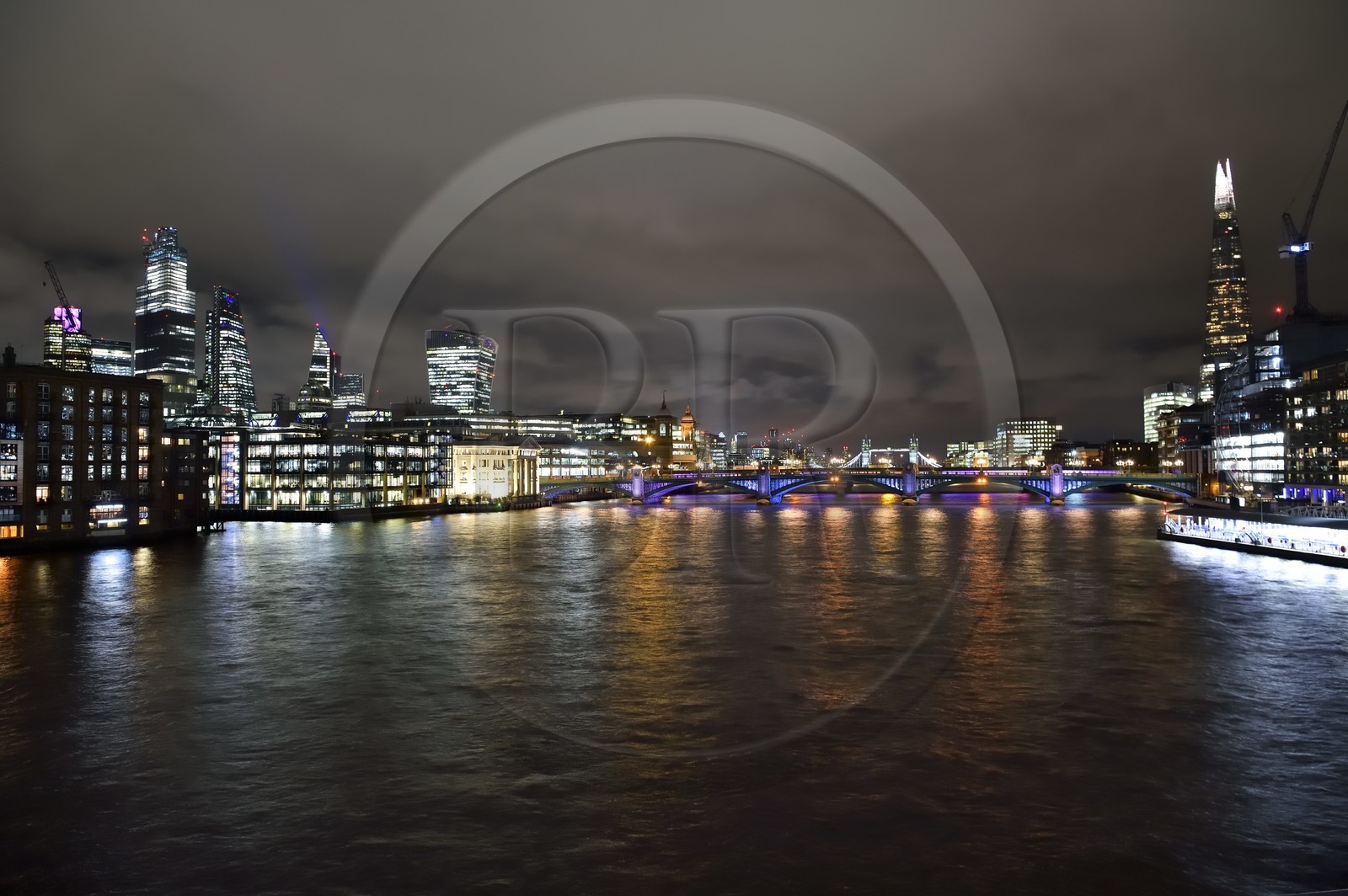 Royaume-Uni, Londres, les gratte-ciels de la City avec la tour 20 Fenchurch Street surnommée le Talkie-Walkie conçu par l'architecte Rafael Vinoly à gauche, le pont de Southwark Bridge sur la Tamise et The Shard de l'architecte Renzo Piano à droite, le Tower Bridge en arrière plan Royaume-Uni, Londres, les gratte-ciels de la City avec la tour 20 Fenchurch Street surnommée le Talkie-Walkie conçu par l'architecte Rafael Vinoly à gauche, le pont de Southwark Bridge sur la Tamise et The Shard de l'architecte Renzo Piano à droite, le Tower Bridge en arrière plan