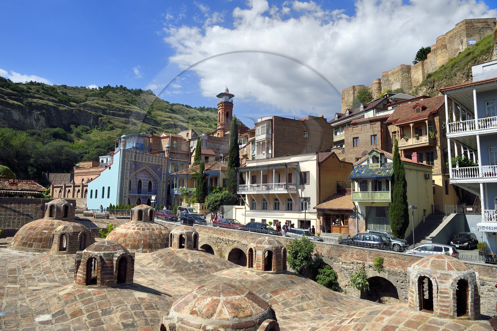 Géorgie, Tbilissi, vieille ville, quartier thermal de Abanotoubani avec les toits des bains sulfureux publiques, les Bains Orbeliani à la façade carrelée bleue, le minaret de la mosquée et la forteresse de Narikala (IVème siècle) en arrière plan