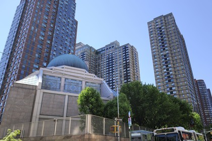 Etats-Unis, New York, Manhattan, Upper East side, la New York Mosque (Islamic Cultural Center) est le plus grand lieu de culte Musulman de la ville caractérisée par son style architectural moderne et son orientation en diagonale vers La Mecque, elle est située sur la 3ème Avenue entre la 96ème Rue et la 97ème Rue