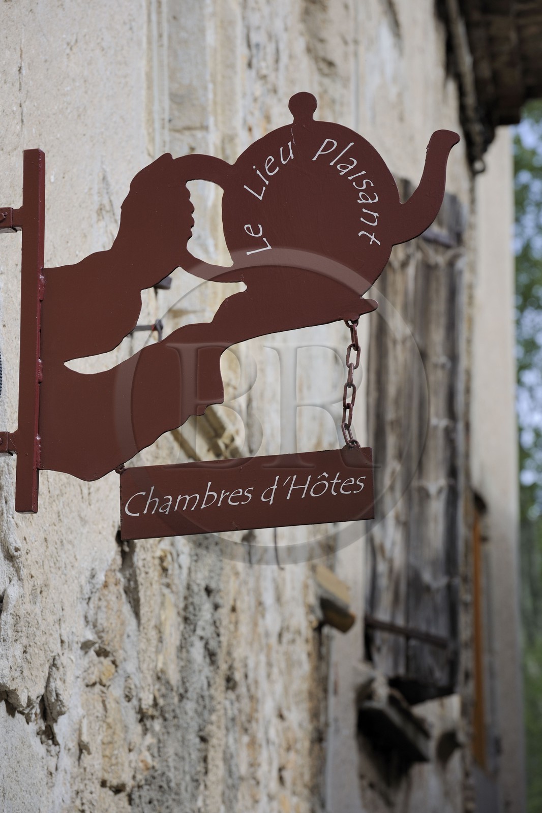 France, Hérault (34), village médiéval de Saint-Guilhem-le-Désert, labellisé Les Plus Beaux Villages de France, enseigne pour des chambres d'hôtes rue du Bout du Monde