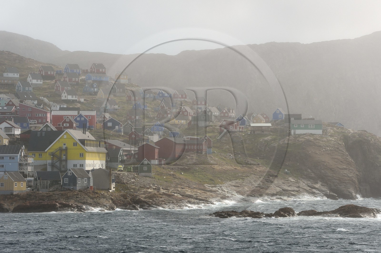Groenland, cote ouest, baie de Baffin, Upernavik dans la brume
