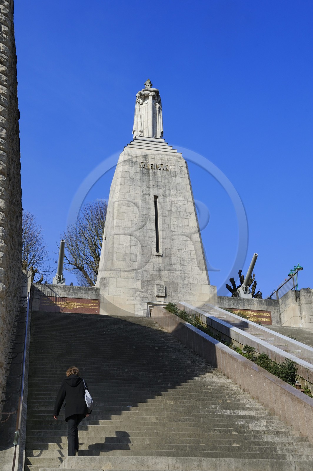 France, Meuse (55), Verdun, Monument à la Victoire de l'architecte Léon Chesnay, crypte commémorative dans laquelle sont conservés les fichiers des soldats titulaires de la médaille de Verdun, statue de guerrier franc au sommet