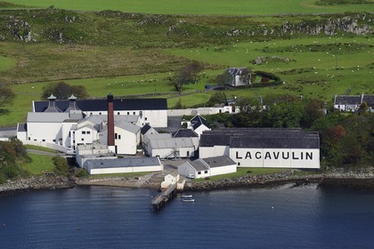 Royaume-Uni, Ecosse, Hébrides intérieures, Ile de Islay, Port Ellen, distillerie de whisky Lagavulin (vue aérienne)