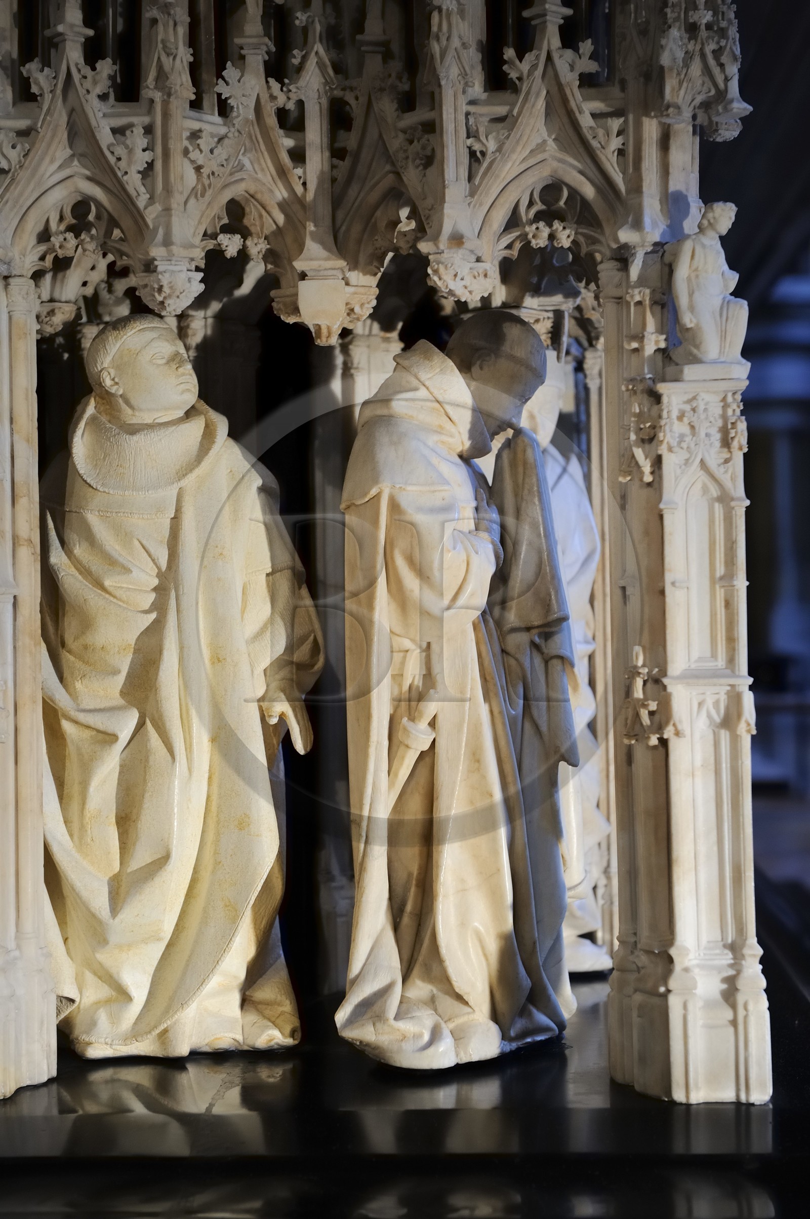 France, Côte d'Or (21), Dijon, Palais des Ducs, tombeau de Jean sans Peur et de Marguerite de Bavière (détail des pleurants des arcatures d'albâtre)
