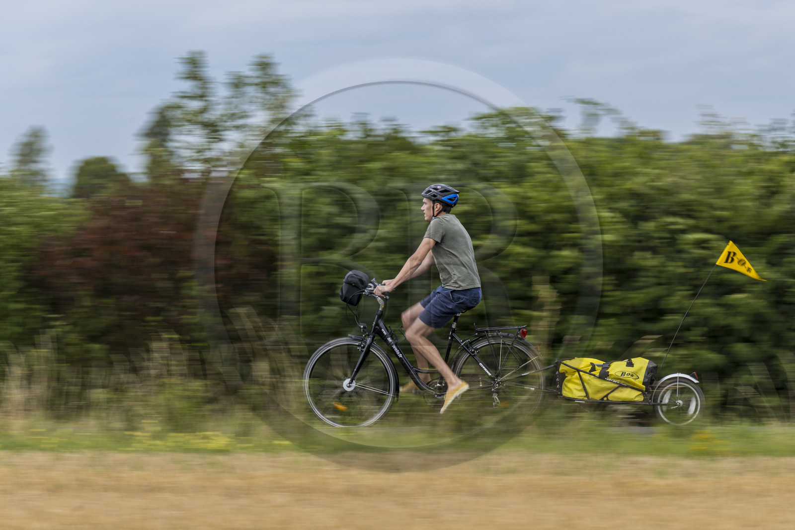 France, Maine-et-Loire (49), vallée de la Loire classée au Patrimoine Mondial par l'UNESCO, Saumur vers Saint-Hilaire, randonnée à bicyclette avec une remorque transportant le matériel de camping