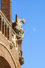 Espagne, Catalogne, Barcelone, quartier d'El Guinardo, ancien Hospital de la Santa Creu i de Sant Pau classé Patrimoine Mondial de l'UNESCO, de style moderniste par l'architecte Domenech i Montaner, aujourd'hui un musée et un centre culturel, batiment des salles d'opération Saint Cosme et Saint Damien (Sant Cosme i Sant Damia)