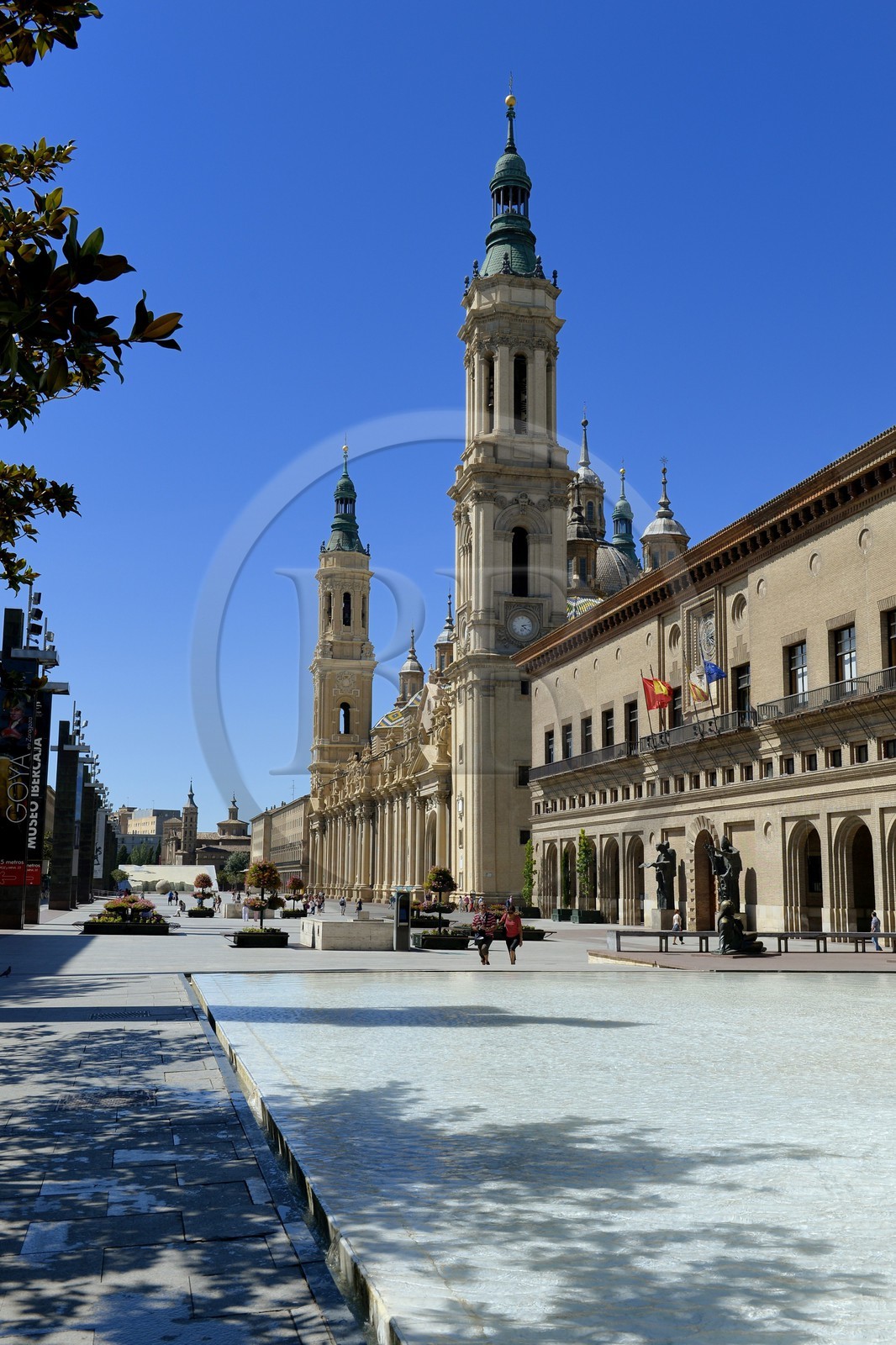Espagne, Aragon, Saragosse, le bassin et fontaine de la Lonja et la Basilique del Pilar (Notre-Dame du Pilier) en arrière plan