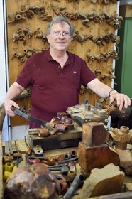 France, Var (83), Presqu'Ile de Saint-Tropez, Cogolin, le maître pipier René Courrieu, fabricant de pipes en racine de bruyère des Maures, tournage de la tige des pipes courbes