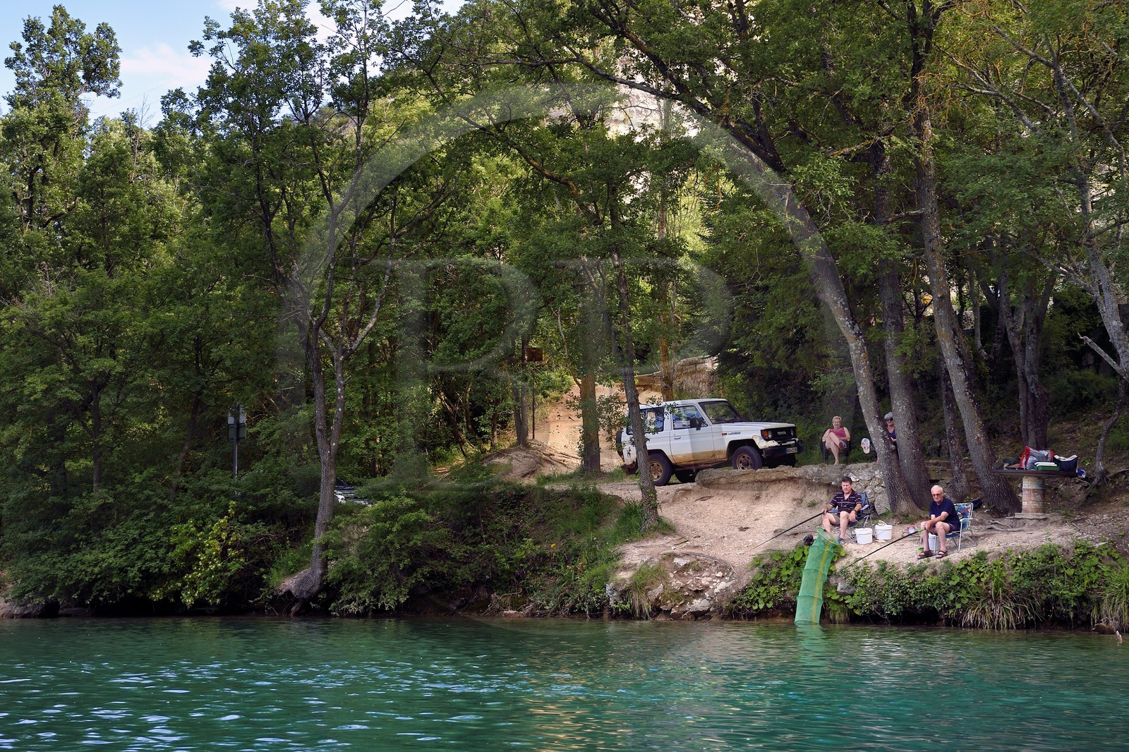 France, Alpes-de-Haute-Provence (04), Parc Naturel Régional du Verdon, Basses Gorges du Verdon en aval du lac de Sainte Croix, pecheurs en bordure du Verdon
