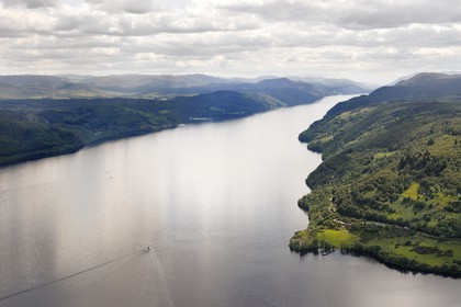 Royaume-Uni, Ecosse, Highland, le Loch Ness vers Fort Augustus et le chateau d' Urquhart (vue aérienne)