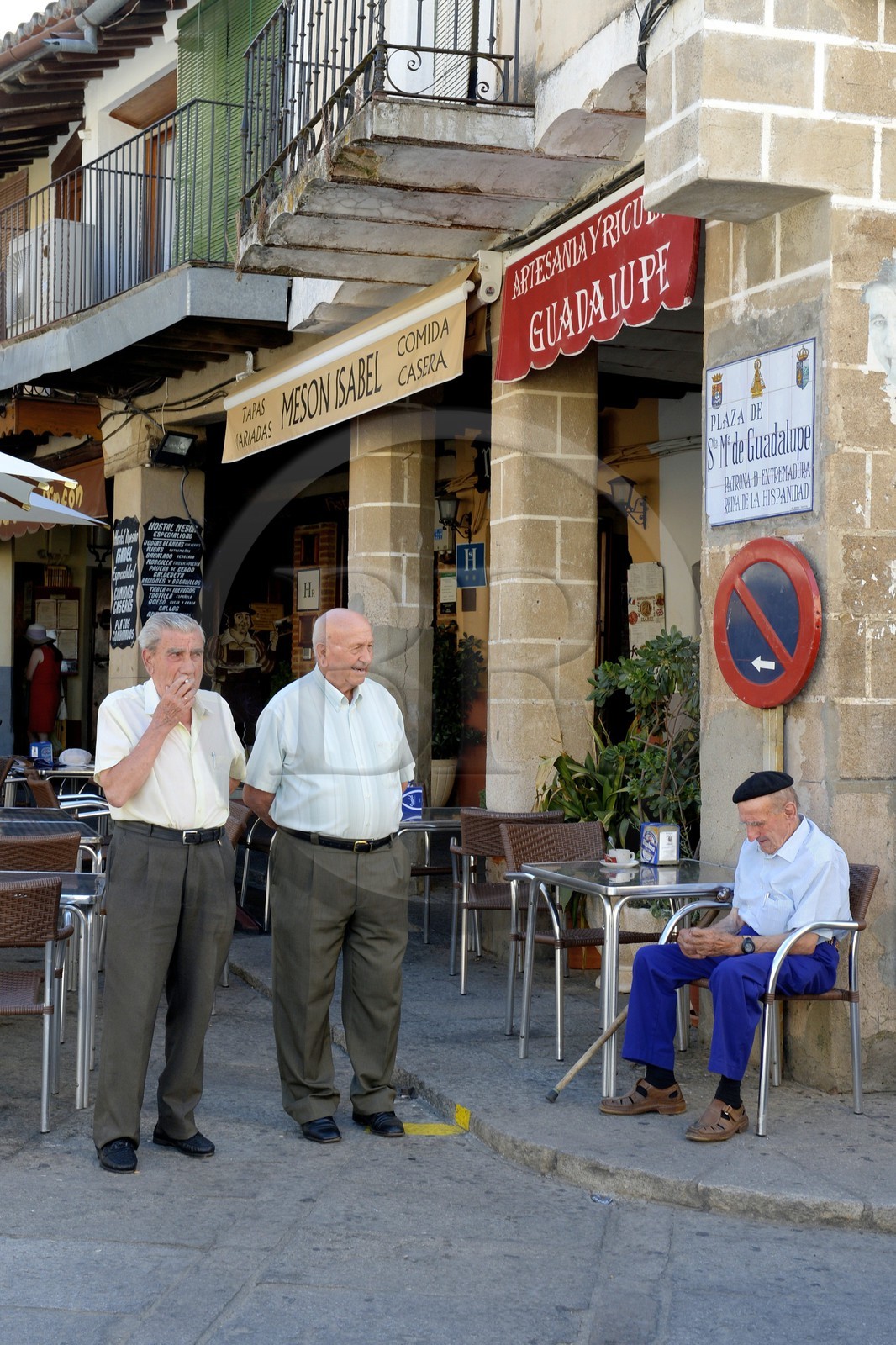 Espagne, Estremadure, Guadalupe, hommes du village sur la place Saint Marie de Guadalupe
