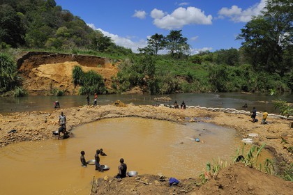 Tanzania, Morogoro district, Uluguru mountains, gold diggers on the river Ruvu