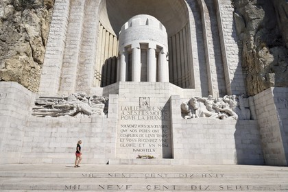France, Alpes-Maritimes (06), Nice,  le vieux port, place Guynemer, monument aux morts de style Art déco