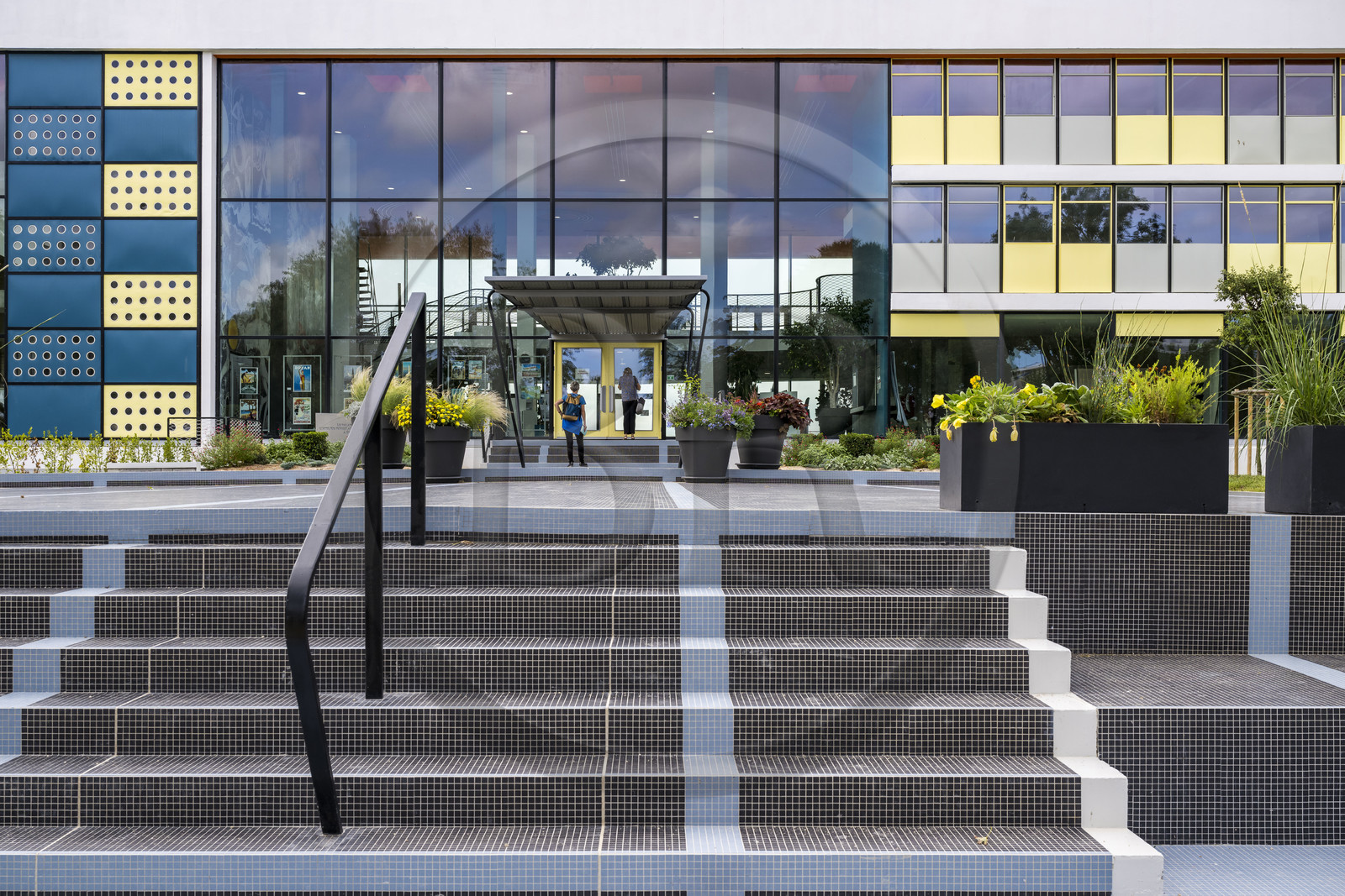 France, Charente-Maritime (17), Royan, le Palais de congrès (1957) signé de l’architecte-urbaniste Claude Ferret et rythmés par les panneaux perforés en aluminium jaune et gris des ateliers Jean Prouvé en façade