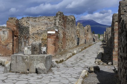 Italie, Campanie, Pompei, site archéologique classé Patrimoine Mondial de l'UNESCO, ancienne rue pavée de la ville
