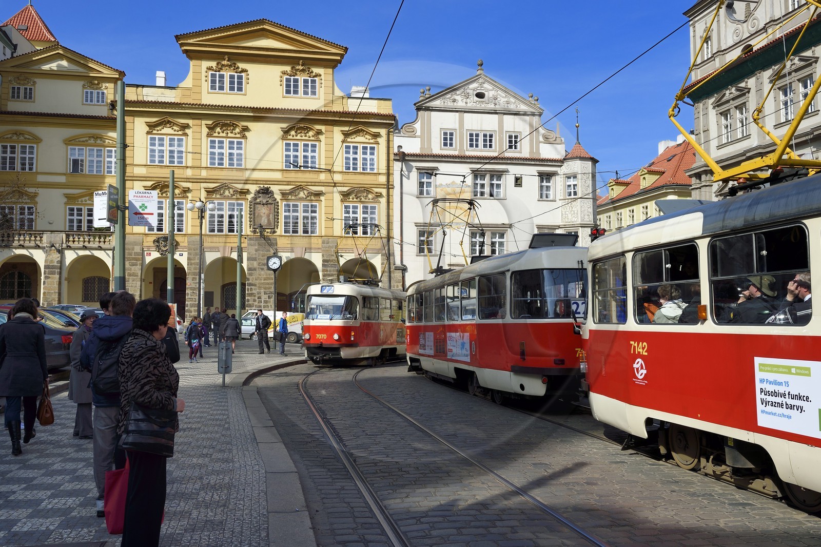 République Tchèque, Prague, centre historique classé Patrimoine Mondial de l'UNESCO, quartier Mala Strana, tramway sur la place Malostranske République Tchèque, Prague, centre historique classé Patrimoine Mondial de l'UNESCO, quartier Mala Strana, tramway sur la place Malostranske
