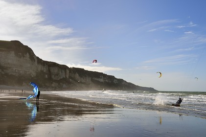 France, Seine-Maritime (76), Pays de Caux, Côte d'Albâtre, kitesurf à la plage de Saint-Jouin-Bruneval