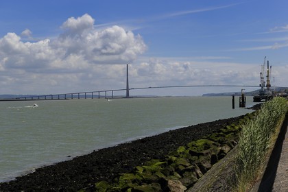 France, entre Calvados (14) et Seine-Maritime (76), le Pont de Normandie enjambe la Seine pour relier les villes de Honfleur et du Havre