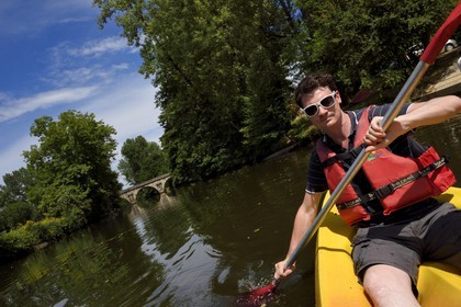 France, Dordogne (24), Périgord Noir, descente de la rivière Auvézère en canoé-kayak entre Cherveix-Cubas et Tourtoirac (avec Vert’Auvézère)