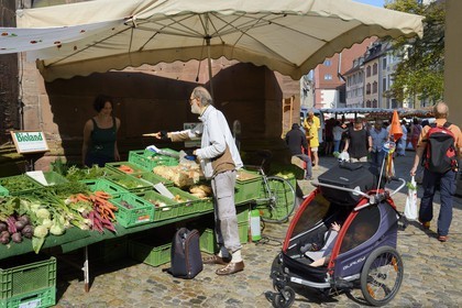 Germany, Baden-Wurttemberg, Freiburg im Breisgau, market day on Munsterplatz