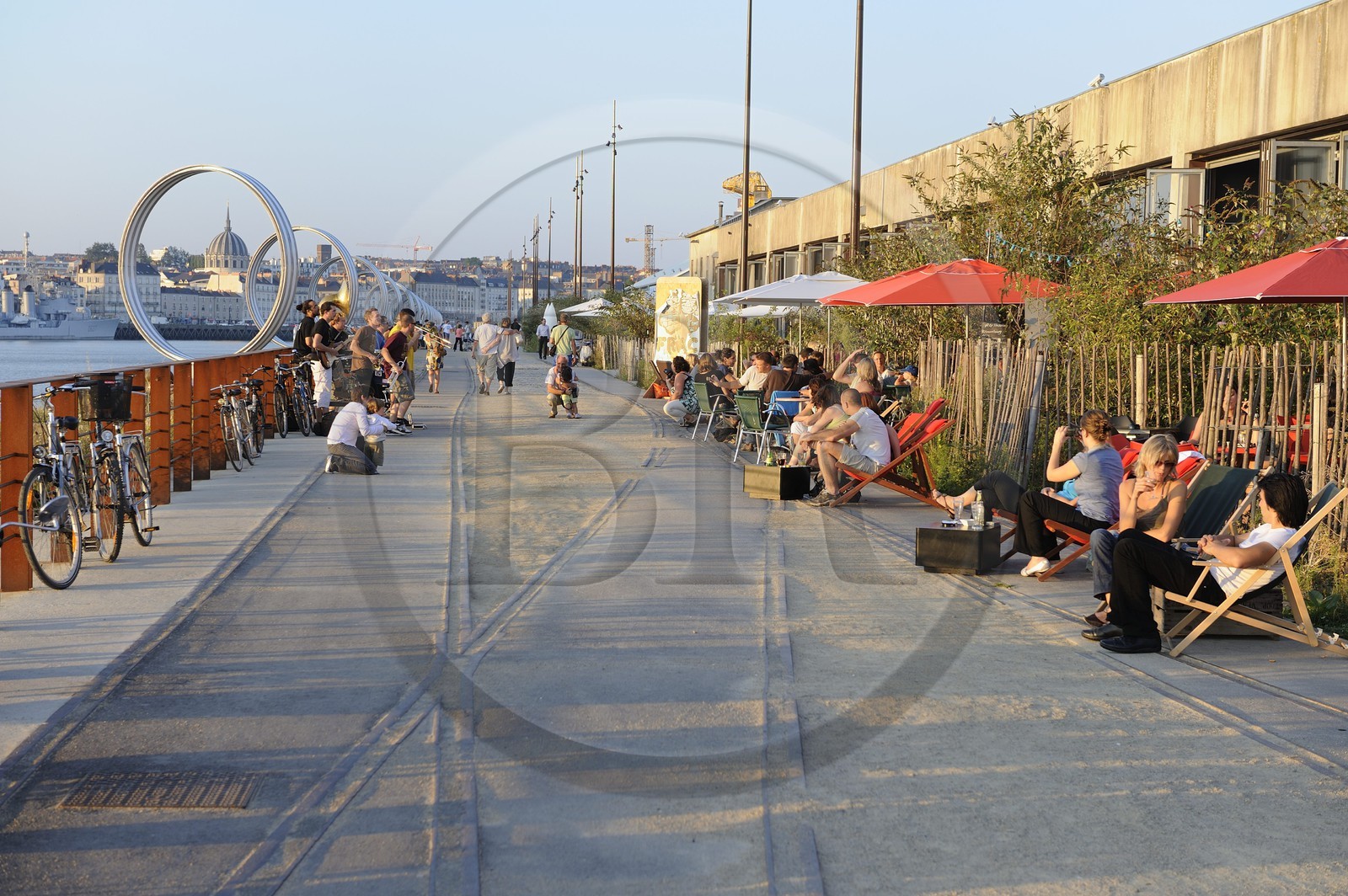 France, Loire-Atlantique (44), Nantes, l'Ile de Nantes, le Hangar à Bananes et les anneaux de Buren sur les quais de Loire