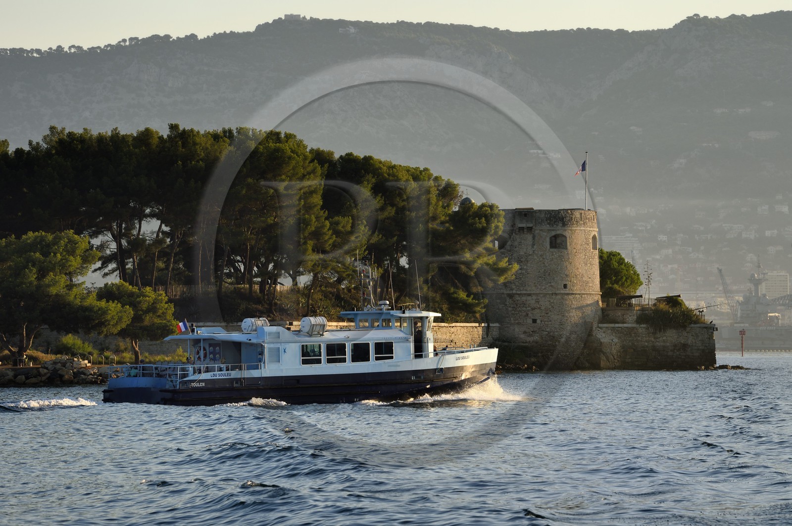 France, Var (83), la rade de Toulon, La Seyne-sur-Mer, bateau-bus passant devant le Fort Balaguier
